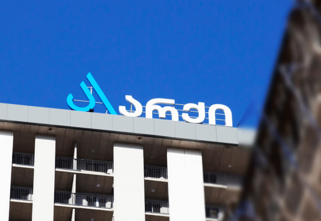 მოცულობითი ასოები სახურავზე