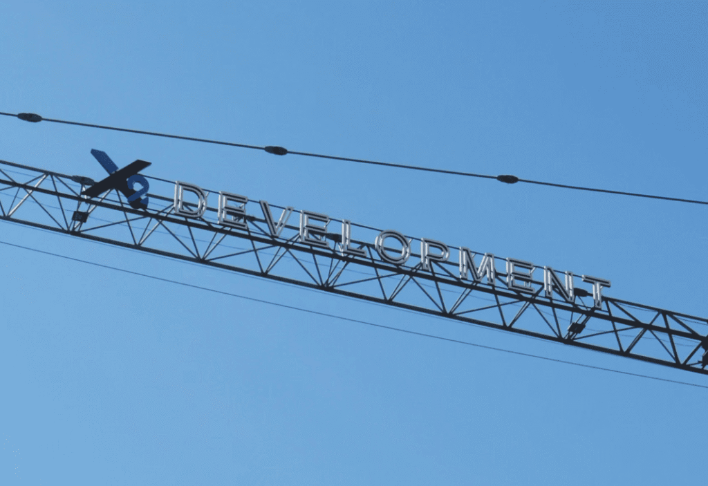 მოცულობითი ასოები ამწეზე