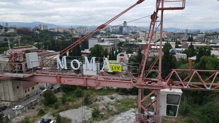 მოცულობითი ასოები ამწეზე