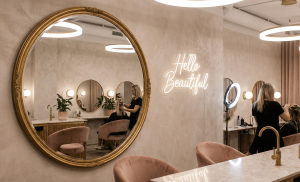 LED ნეონის წარწერები: ინტერიერის დეტალი, რომელიც თქვენს ბიზნესს უფასო სოციალურ რეკლამას მოუტანს 1 სილამაზის სალონი